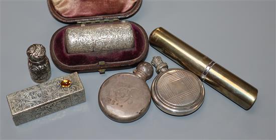 Small silver including a cased late Victorian silver scent bottle by Sampson Mordan & Co, London, 1882 & 5 other items.